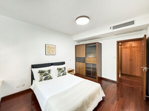 2 bedrooms, premium bedding, blackout curtains, free WiFi