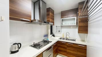 Comfort Apartment, 2 Bedrooms, Kitchen | Private kitchen | Fridge, microwave, stovetop, rice cooker