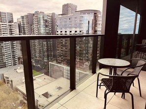 Outdoor dining - Cozy 1-Bed Flat with City Views (Box Hill)