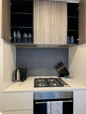 Frigorífico, microondas, horno y placa de cocina