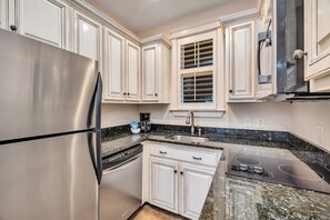 ميكروويف، غسالة أطباق، ماكينة لصنع القهوة/الشاي