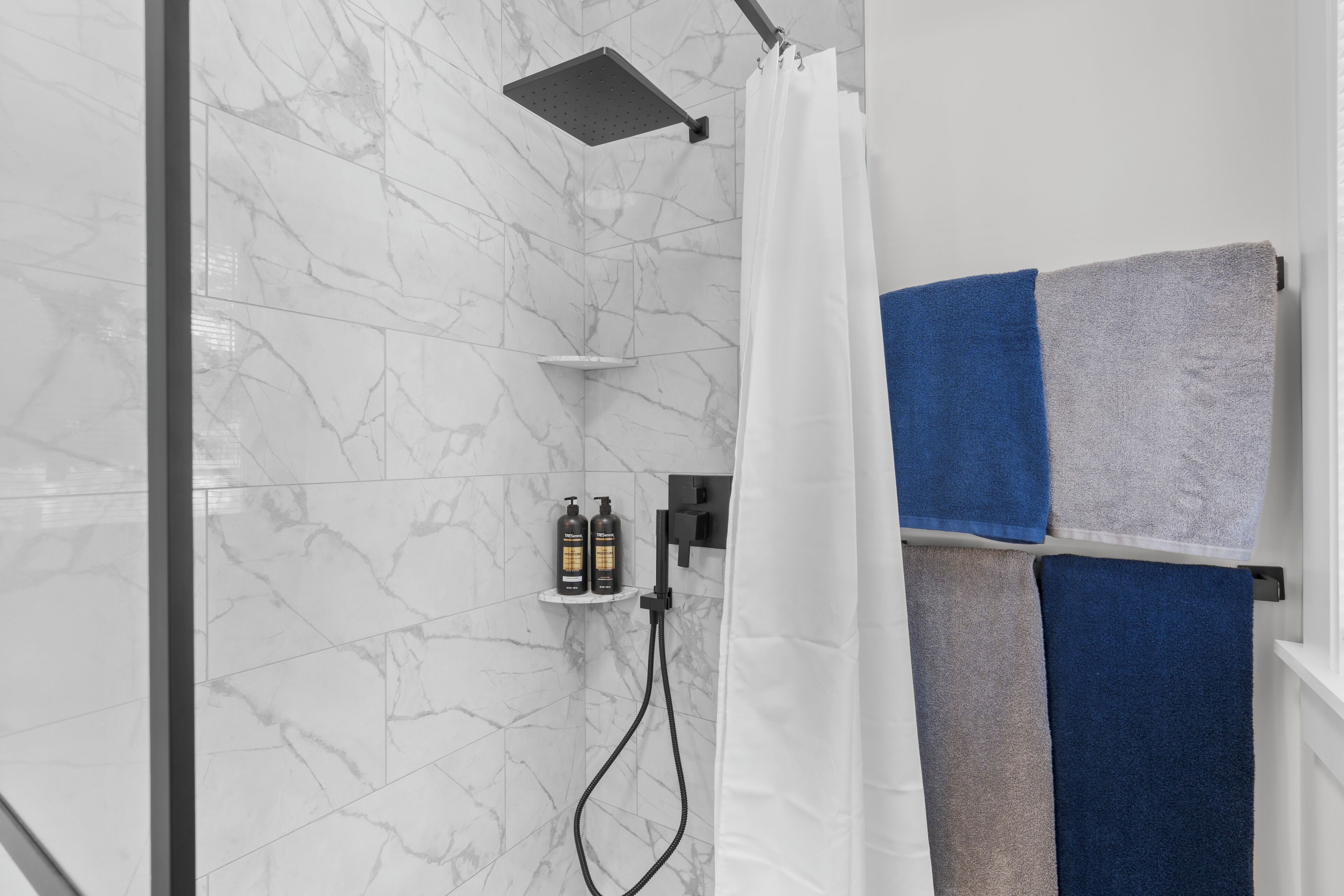 Dusche, Whirlpool, Haartrockner, Handtücher