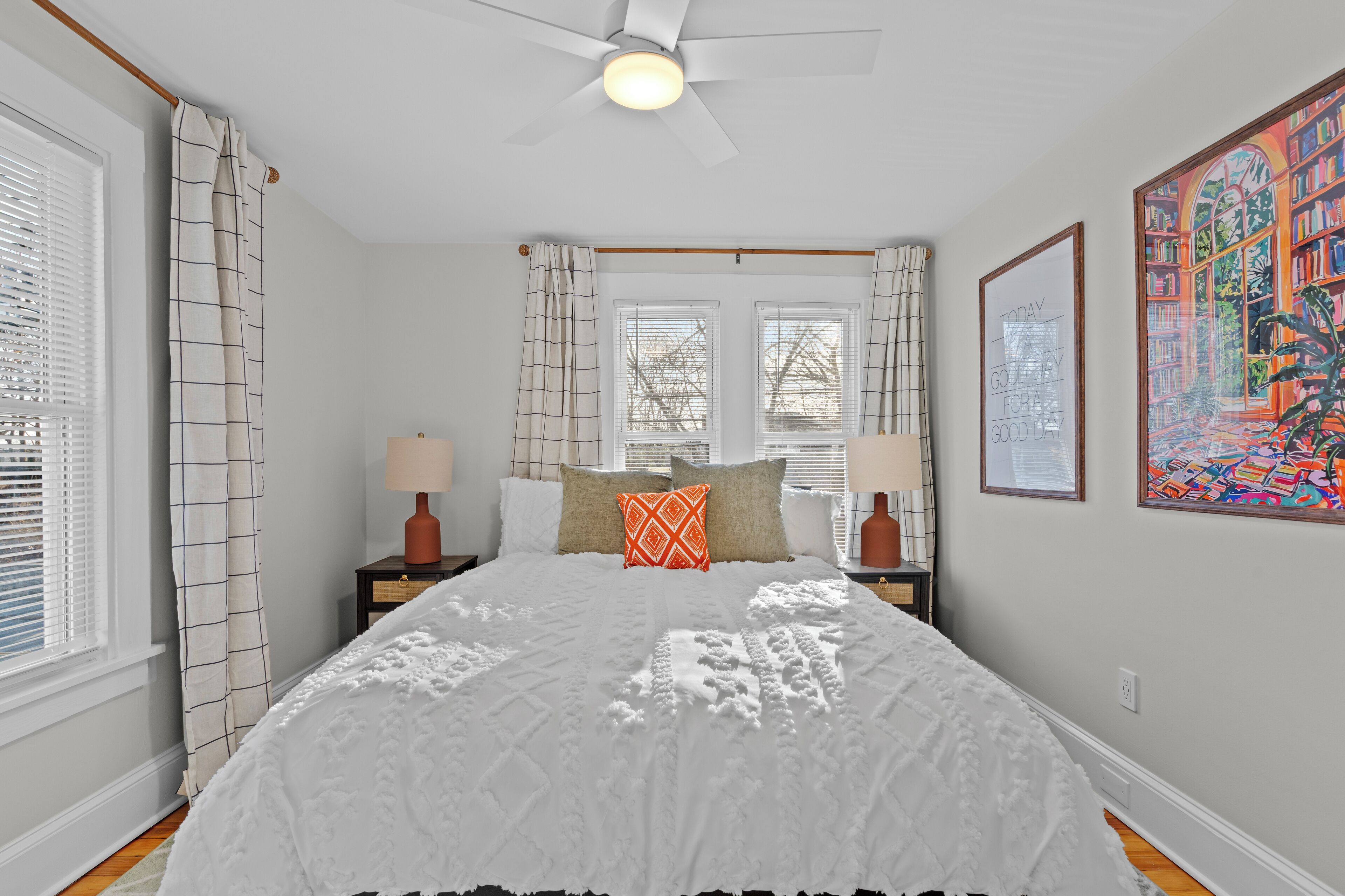 4 slaapkamers, een bureau, een strijkplank/strijkijzer, gratis wifi