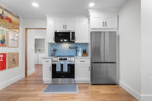 Fridge, microwave, oven, stovetop - 4-bedroom house in Windham - Pet Friendly - Thread City Family Escape (Windham)