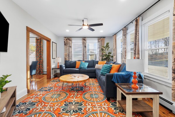 Smart TV - 4-bedroom house in Windham - Pet Friendly - Thread City Family Escape (Windham)