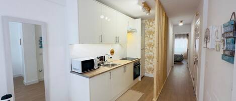 Fridge, microwave, oven, coffee/tea maker