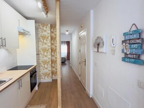 ثلاجة، ميكروويف، فرن، ماكينة لصنع القهوة/الشاي