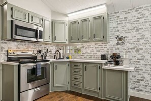 Kjøleskap, mikrobølgeovn, ovn og kokeplater