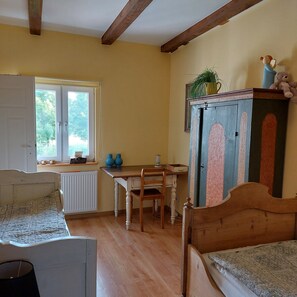 2 Schlafzimmer, Schreibtisch, Bügeleisen/Bügelbrett, WLAN