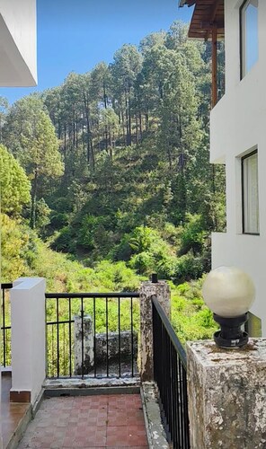 Chic 1-bedroom apartment in Sukha with fitness room, WiFi, AC