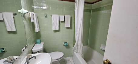 Basic Single Room | Bathroom. Deluxe Inn