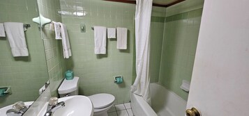 Basic Single Room | Bathroom | Towels, soap, shampoo, toilet paper