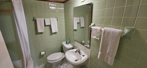 Toalhas de banho, sabonete, shampoo, papel higiênico