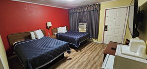 Quarto casal básico | Escrivaninha, Wi-Fi de cortesia