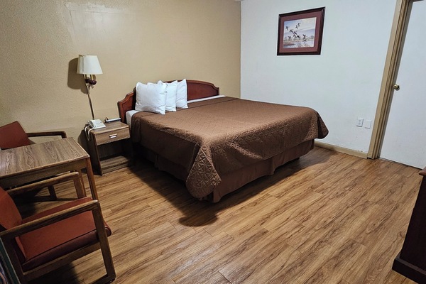 Basic Single Room | Desk, WiFi (free)