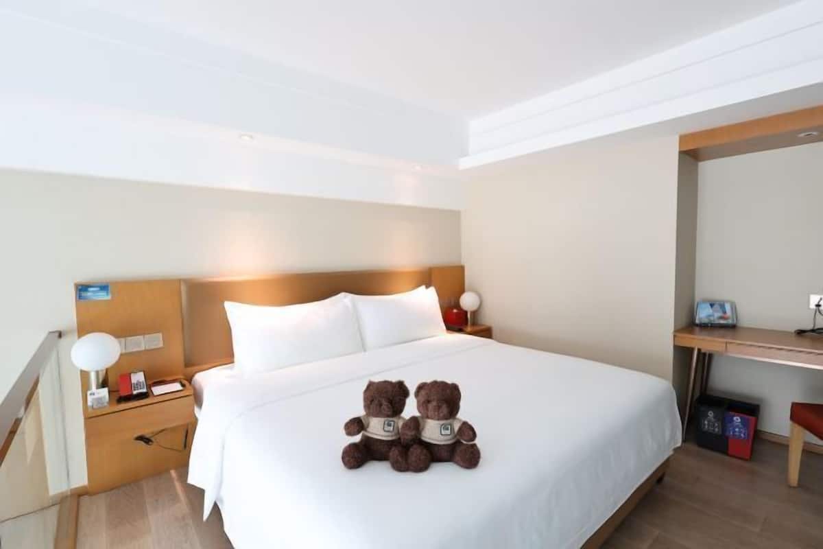 1 bedroom, down comforters, in-room safe, blackout drapes