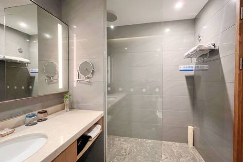 Classic Double Room, Lanai, City View | Bathroom