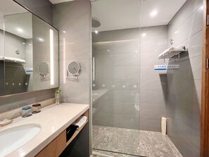 Chambre Double Classique, véranda, vue ville | Salle de bain