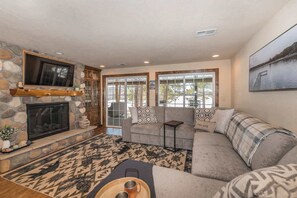 Télévision, cheminée