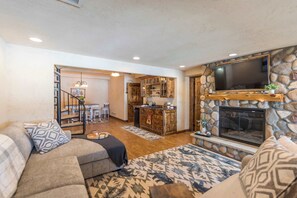 TV, fireplace - Sibley Lake Retreat - Pequot Lakes (Pequot Lakes)