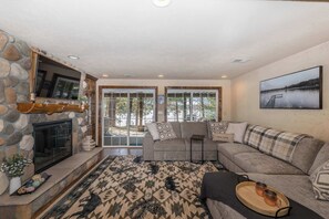 TV, fireplace - Sibley Lake Retreat - Pequot Lakes (Pequot Lakes)