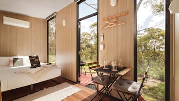 1 bedroom, bed sheets