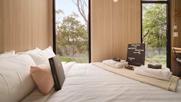 1 bedroom, bed sheets