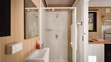 Douche, sĂšche-cheveux, serviettes fournies