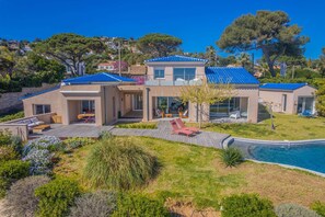 Unclassified image, 2 of 8, button