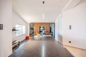Una cocina moderna con una encimera amplia, horno empotrado y ventana.