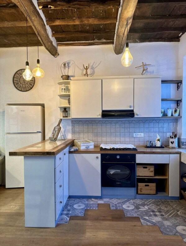 Een koelkast, een oven, een broodrooster