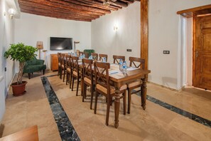 32-inch Smart TV with satellite channels - Marassa Konak Otel (Ermenek)