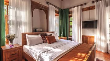 Minibar, free WiFi, bed sheets