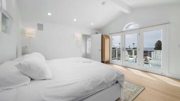 3 bedrooms, travel cot, WiFi, bed sheets