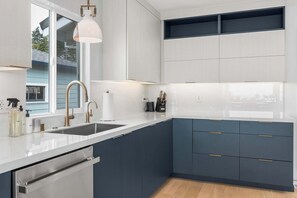 Wasserkocher mit Kaffee-/Teezubehör, Kühlschrank, Mikrowelle, Ofen