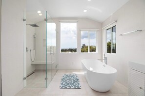 Shower, hair dryer, towels - 3 bedroom Aptos Home With Ocean View! (Aptos)