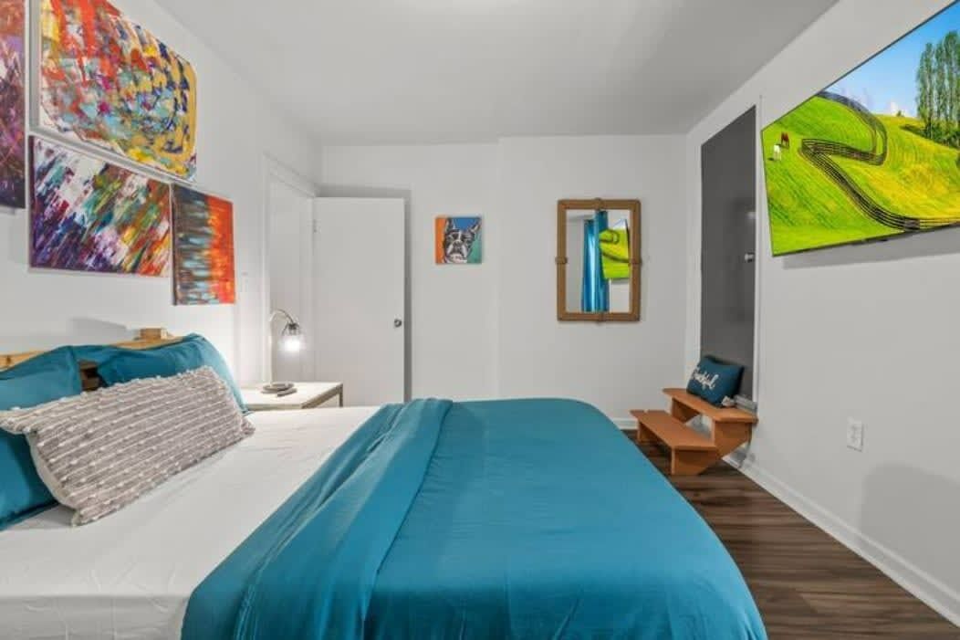 1 bedroom, travel cot, bed sheets