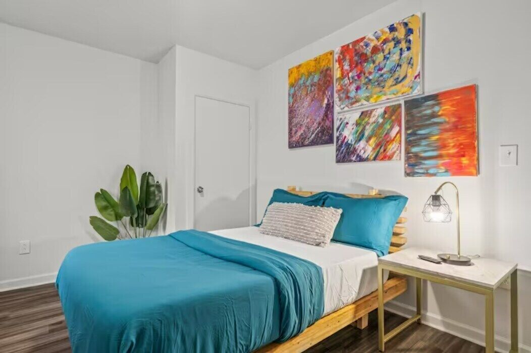 1 bedroom, travel crib, bed sheets