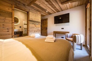 5 bedrooms, free WiFi - 12-person flat with jacuzzi and sauna on the snow front (LA TOUSSUIRE)