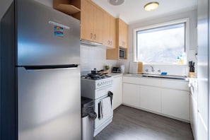 Refrigerador, microondas, horno y parrilla de estufa