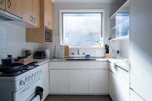 Jääkaappi, mikroaaltouuni, uuni, liesi