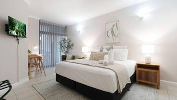 3 bedrooms, iron/ironing board, internet, bed sheets