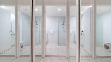 Douche, sèche-cheveux, serviettes fournies