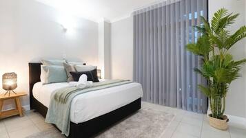 3 bedrooms, iron/ironing board, internet, bed sheets