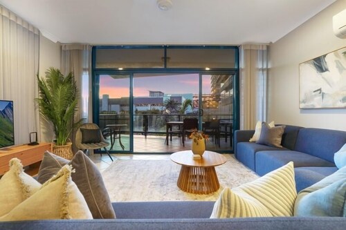 Convenient CBD Location, Pool/Gym + walk to shops