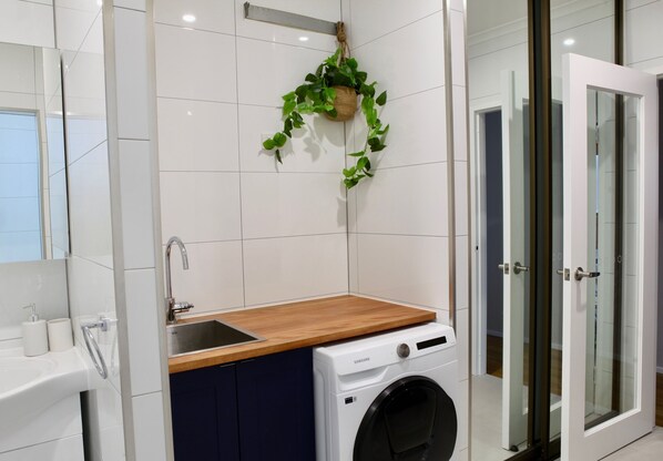 Ducha, secador de pelo, toallas y jabón