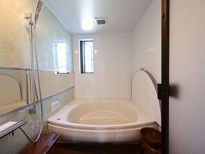 Luxury-Villa | Badezimmer | Badewanne und Dusche (separat), kostenlose Toilettenartikel