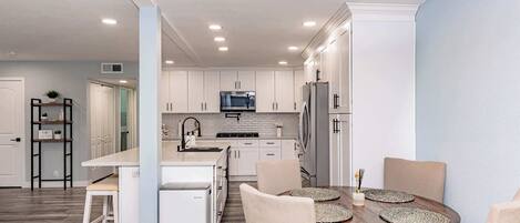 Réfrigérateur, micro-ondes, four, plaque de cuisson