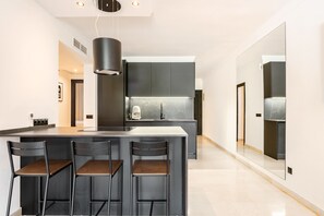 Een koelkast, een microgolfoven, een oven, een kookplaat