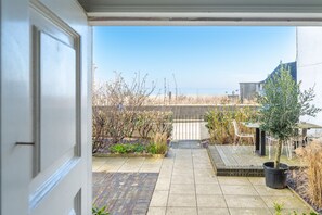 Outdoor dining - Edinburgh House, Aldeburgh (Aldeburgh)